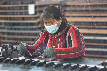 A female worker assembles a product on a speaker production line at the Anhui lvyang electronic limited company.
According to data released by China's National Bureau of Statistics on February 28, 2022, China's GDP in 2021 will reach 114.3670 trillion yuan, an increase of 8.1 percent over the previous year. In 2021, China's per capita GDP was 80,976 yuan, equivalent to 12,551 US dollars, exceeding the world's per capita GDP level.