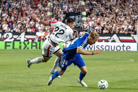 Pacha Ospina (L) Rayo Vallecano) and Lucas Høgsberg (R )of Racing Strasbourg seen in action during the first leg of the UEFA Conference League semi-final between Rayo Vallecano and Racing Strasbourg, played this Thursday at the Vallecas Stadium in Madrid.
Final score: Rayo Vallecano 1 Racing Strasbourg 0