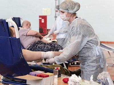 The medic is bandaging the hand of the National Guard - a blood donor.
On National Donor Day, which is celebrated on April 20, employees of the divisions of the Main Directorate of Rosgvardia in the Moscow Region, together with the regional blood transfusion station, completed the donor action of the Central District of Rosgvardia "From Heart to Heart". Thanks to the National Guards, about 80 liters of blood were collected during the entire action.