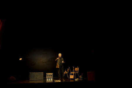 José Sacristán performs on stage during of 'El hijo de la cómica' at Teatre Entradas Bellas Artes.