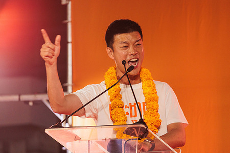 Natthaphong Ruengpanyawut, People's party leader speaks during public speaking event held by People's Party at Samyan Mitrtown.