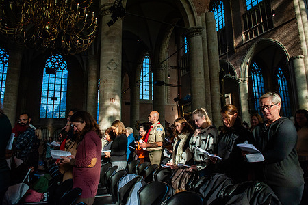 People are seen singing the American hymn during the ceremony. After the pilgrims left England to escape the established Anglican Church and before they landed on Plymouth Rock, they arrived in Leiden, The Netherlands where they lived for 11 years. Thanksgiving holds a special significance for the Dutch and every year in Leiden, the annual Thanksgiving Day Service at the historic Pieterskerk in Leiden is a celebration of the history of the pilgrims and their connection to Holland. The pilgrims recorded their births, marriages, and deaths in the Pieterskerk, and lived in the surrounding neighbourhoods during their time in Leiden. The non-denominational service combines a civil ceremony with a Service of Thanksgiving. This year, US Ambassador, the Honorable Razdan Duggal delivers the President’s annual Thanksgiving Day Proclamation.