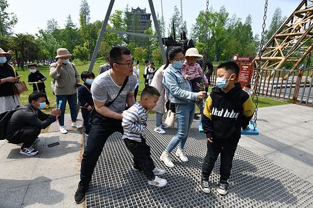 Parents and children visit the Fuyang ecological park during the May Day holiday.
At the beginning of 2021, the "cliff like" decline of China's birth rate has once again become a social concern.