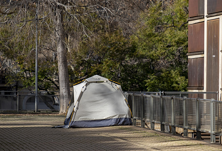 Tents belonging to homeless people are seen set up over the area of ​​the Auditori concert hall in Barcelona. Barcelona is experiencing an exceptional housing crisis. High rental prices are forcing many to abandon their primary residences and seek housing in the metropolitan area. The Catalan government's commitments and promises regarding social housing construction are insufficient to accommodate the more than 3,000 people currently sleeping on the streets. The situation is further complicated by the high demand for housing from more affluent sectors with insufficient income, such as young people.