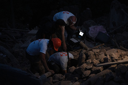 "Movement on the Ground" rescue group searches for bodies with a probe in the rubble of a destroyed house in Imi N'Tala. The earthquake in Morocco on Friday 8 September was the worst in the country's history, leaving more than 3,000 people dead.