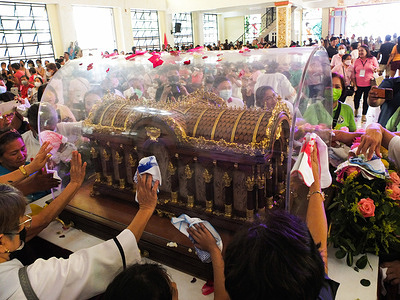 Faithful flock at the San Lorenzo Ruiz & Companion Martyrs Parish in Navotas City to touch and give respect to the relics of St. Therese of the Child Jesus. The Relics of St. Therese of the Child Jesus, also known as Therese of Lisieux, visited the Roman Catholic Diocese of Kalookan. Aside from Caloocan, the relics were also taken to the cities of Malabon, Navotas, and the southern part of Caloocan. Its first stop was at San Lorenzo Ruiz & Companion Martyrs Parish in Navotas City. It is the 5th pilgrim visit to the relic in the country.