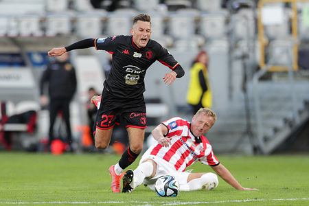 Bartlomiej Wdowik of Jagiellonia Bialystok (L) and Kamil Glik of Cracovia Krakow (R) seen in action during the Polish PKO Ekstraklasa League 2023/2024 football match between Cracovia and Jagiellonia Bialystok at Marshal Józef Piłsudski Stadium (Stadion Cracovii im. Józefa Piłsudskiego). Final score; Cracovia 2:4 Jagiellonia Bialystok.