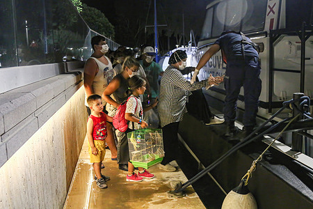 As the fire approached the Kemerkoy Thermal Power Plant, people living in the area were transported to safe areas.
Wildfires that started 8 days ago continue in the southern and southwestern cities of Turkey. Mugla's Milas district is among the regions most affected by the fires.