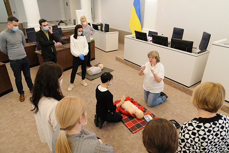 A health worker trains people to provide medical care to the wounded in the case of a military conflict in the city hall of Lviv in conditions of aggravation on the Ukrainian-Russian border.