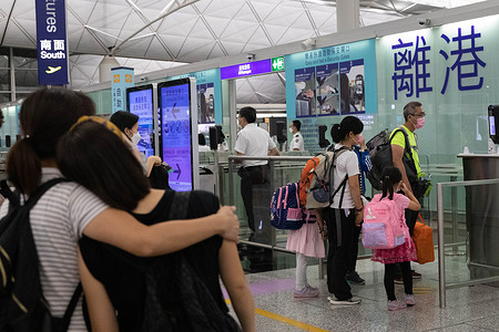 A family walking to the departure gate, at Hong Kong International Airport.
Irrespective of the deadline of "Leave outside the Rules" (LOTR) for BN(O) visa holders expiring on July 21, a special allowance for Hongkongers to apply for visas after landing in the UK, thousands are still leaving for the UK and other democracies, as the city has been facing an intensifying crackdown on human rights and freedom following China's National Security Law, with impacts on its economy amid the COVID-19 pandemic.
BN(O)-British Nationals(Overseas)