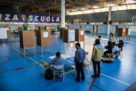 A general view of a polling station during the Chilean 2025 primary election. Chilean primaries 2025. The day of the election will determine the ruling coalition's candidate. Gonzalo Winter, Jeannette Jara, Carolina Tohá, and Jaime Mulet are vying for the nomination.