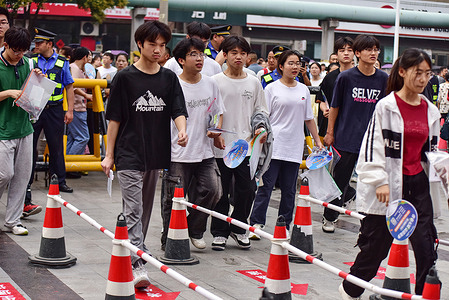 Young college entrance examination candidates are queuing up to enter the examination site of Fuyang No. 2 Middle School. Young college entrance examination candidates are queuing up to enter the examination site of Fuyang No. 2 Middle School. On June 7, 2025, the 2025 China College Entrance Examination kicked off. This year, the number of applicants for the national college entrance examination was 13.35 million.