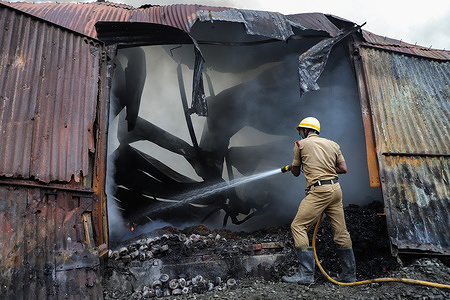 A firefighter seen working hard to extinguish the fire inside a factory.
A major fire broke out at a factory in south Kolkata. 20 fire tenders and almost 40 firefighters were deployed to extinguish the blaze. No casualties were reported by the fire brigade officials and also they couldn't find the exact reason behind the massive fire.