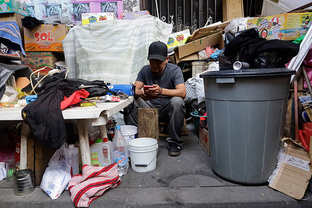 People who lived in a building on Republica de Cuba Street and who were forcibly evicted by police and masked individuals six months ago, continue to live in a makeshift encampment on the street, awaiting a resolution to their case by the city government. The eviction was carried out illegally using falsified documents. Some people believe this situation is a case of gentrification and social cleansing in the lead-up to the World Cup, which will take place this June. People who were forcibly evicted about six months ago continue to live in a camp on República de Cuba Street while awaiting a resolution from the city government. The eviction was reportedly carried out using falsified documents. Some residents say the case reflects gentrification and social cleansing ahead of the World Cup scheduled for June.