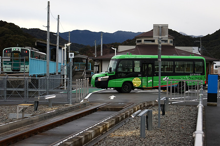 Japan’s innovative Dual-Mode Vehicle (DMV) — a futuristic transport that can run on both railway tracks and regular roads — is now in full commercial operation in the area spanning Tokushima and Kochi prefectures. This marks the world’s first full-scale DMV passenger service. In a region facing severe depopulation, the DMV has become a major attraction, drawing railway enthusiasts and tourists from across the country.