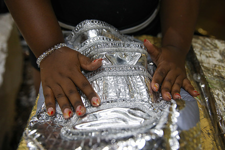 In a hangar in downtown Rio, a costume maker from the Império Serrano samba school glues decorative elements onto a costume for the parade in the sambadrome. Império Serrano chose to honor writer Conceição Evaristo by celebrating her concept of “escrevivência,” a form of storytelling rooted in the lived experiences of Black Brazilian women. Its 2026 theme, “Ponciá Evaristo, Flor do Mulungu,” draws on her characters and life to present a poetic narrative that denounces inequality and racism while highlighting the strength of Black ancestry. By bringing her literary universe to the Sambadrome, the samba school aims to reflect its community and affirm literature as a tool for cultural resistance.