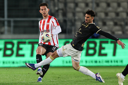 Dijon Kameri of Cracovia Krakow (L) and Leo Borges (R) seen in action during Polish League PKO BP Ekstraklasa 2025/2026 football match between Cracovia Krakow and Pogon Szczenian at Municipal Stadium. Final score; Cracovia Krakow 1:1 Pogon Szczecin.
