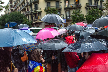 Protesters are seen holding umbrella front of the Government Delegation during a gathering.
Despite the heavy rains hundred of people gathered front of the Spanish Government Delegation in Barcelona to demand freedom for the two political prisoners Jordi Cuixart and Jordi Sànchez. This action falls within the days of demonstrations and actions that will take place during the next few weeks due to the application of article 155 that suspends the autonomy and the Government of Catalonia.