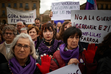 Several women demonstrating with signs around, with slogans like "No to war" and "Drunk and alone I want to get home," today during the demonstration on the occasion of International Women's Day in Pamplona