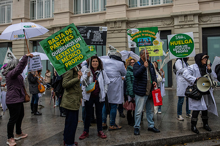 A group of doctors hold placards during a demonstration. Doctors called in Madrid by the CESM and SMA unions to protest against the proposed reform of the framework statute that regulates the working conditions of the staff of the National Health System.