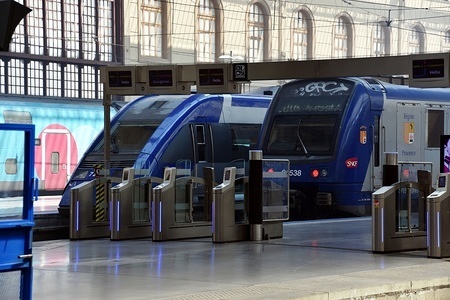 Security gantries on a platform at Marseille Saint-Charles station.
SNCF has announced that rail traffic, which stopped a few days after the start of containment linked to the Covid-19 epidemic, will gradually resume while respecting government measures. The wearing of the mask will be compulsory during the whole trip and when moving around the station.