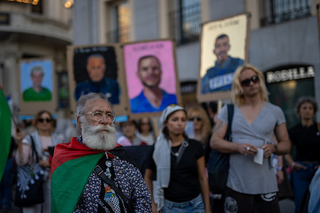 Pro-Palestinian demonstrators raise banners during a pro-Palestinian demonstration Pro-Palestinian demonstrators gathered this Friday in Madrid, marching from Atocha to Jacinto Benavente Square, to commemorate Palestinian Prisoners' Day. The protest, which began at 7:00 p.m., concluded with the reading of a manifesto denouncing the situation of more than 9,600 Palestinians imprisoned in Israeli facilities.
