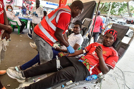 A Manchester United fan donates blood to mark this year’s Valentine’s Day in Nakuru City.