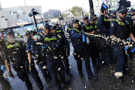 Police pepper spray far-right activists during a rally. Far-right groups rallied in Melbourne, as part of the “March for Australia” mobilization, which was held in seven cities across Australia. The event promoted white supremacist and anti-immigration slogans, with organizers rejecting multiculturalism and targeting migrants, refugees, Indigenous people, and Palestinians. The march was met with a counter-protest led by anti-racist, anti-fascist, and pro-Palestine groups, who mobilized to defend diversity and challenge the rise of far-right extremism. The opposing rallies highlight growing tensions between far-right networks and anti-racist movements across the country.