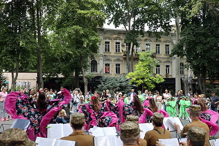 Children's ensemble "Joy" performs in front of the audience at the City Garden on Dornor Day. Blood Donor Day has a great importance for Ukrainians in connection with the ongoing military aggression of the Russian Federation.
Donor Day was held in the Сity Garden. The goal is to attract the attention of peaceful people to donate blood. World Blood Donor Day (WBDD) is held on June 14 each year. The event was organised for the first time in 2004, by four core international organizations: the World Health Organization, the International Federation of Red Cross and Red Crescent.