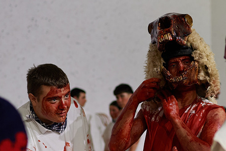Ram head that is part of the ancestral carnival of Alsasua, a young man carries it on his head and the rest of the body wears the skin of the ram. Carnival celebration in Alsasua, its protagonists the “momotxorros”, a character half man, half bull, are characteristic because they wear their sonorous cowbells, animal skins, almost always sheep, white shirt, blue pants, abarcas and their unmistakable masks with horns, to look more terrifying they stain their arms and face with blood, they carry a wooden sarde that serves to terrify everyone who goes to the carnival.