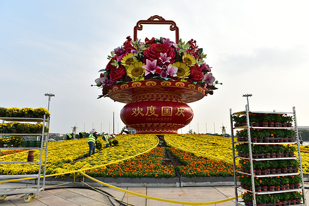 Workers carry out the final installation and commissioning of the flower bed at Beijing Tiananmen Square.
On September 23, the hoisting of the main structure of the "bless the motherland" flower basket in Beijing Tiananmen Square was completed. The top of the flower bed is 18 meters high and is arranged in Tiananmen Square to celebrate the 72nd anniversary of the founding of the people's Republic of China. It is reported that the flower layout along Tiananmen Square and Chang'an Street on National Day in 2021 will be completed on the 25th.