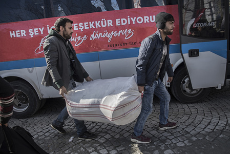 Two men seen carrying a bag to the truck that will transport their belongings.
Istanbul’s Esenyurt municipality, one of the districts with the biggest number of Syrians, sent refugees home. They arrange buses to the southeastern border province of Kilis for refugees who want to return to their country. Two buses with more than 60 people left Esenyurt. The municipality covers the expenses of the travel just until the last checkpoint before the border with Syria.