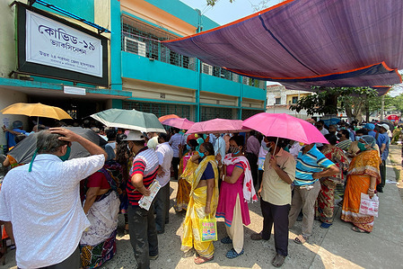 People wearing masks wait to be vaccinated at the Barasat state General hospital amid the deadly second wave of COVID-19.
India is reportedly running out of Covid-19 vaccines just as a virulent second wave continues to devastate the country, threatening the government's plans to ramp up the vaccination programme by the weekend in an effort to curb the spread of the virus.