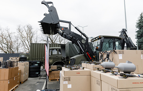 FPV drones, an excavator, and a laundry-shower complex seen being transferred by Poroshenko's foundation to the troops as aid for the AFU. The Fifth President of Ukraine, Petro Poroshenko along with his Foundation and the NGO "Sprava Hromad" (Community Cause) transferred another large-scale batch of equipment and supplies to approximately two dozen brigades, corps and battalions of the Armed Forces of Ukraine (AFU). The total value of the aid amounted to 60 million hryvnia.
Among the key equipment regularly delivered to the front line were
1045 FPV drones (including fiber-optic models),
3 laundry and shower complexes and 2 excavators,
Dome-type electronic warfare (EW) complexes and 8 Starlink units,
DAF YA truck and a containerized vehicle repair workshop,
334 tires and 99 charging stations, ATVs (evacuation and assault models) and other electronics.
Volunteers and philanthropists have continued to support the army for the fourth year running. Poroshenko emphasized that during this critical period of history, the main task is to ensure the unification of pro-Ukrainian forces so that they speak with a single voice on the international stage. The ex-President's team stresses that their mission is to remain a reliable rear for the Armed Forces.