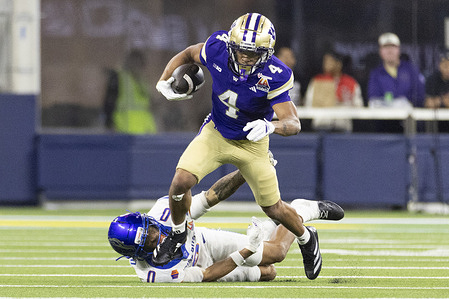 Washington running back Jordan Washington (4) escapes a tackle-attempt by Boise State safety Ty Benefield (0) during the LA Bowl NCAA college football game at SoFi Stadium. Final score; Washington 38:10 Boise State