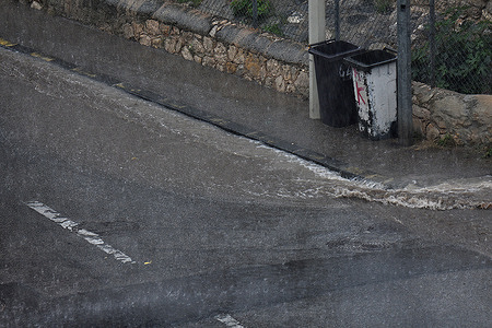 Muddy water from heavy rains overflows the gutters and spills onto the roadway. While the Bouches-du-Rhône department has been placed on yellow alert for rain, floods and thunderstorms, impressive rains are falling on Marseille and its region.