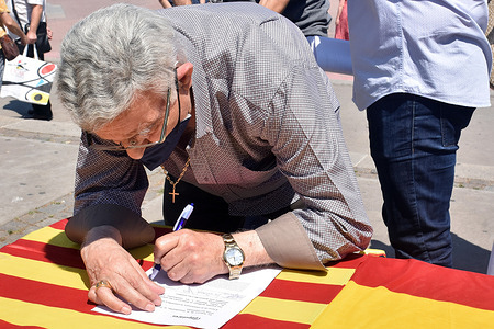 A man leaves his signature against the pardons for the independence prisoners in Spain.
The Partido Popular of Catalonia (PPC) political group has installed a table in the Square of Barcelona to collect signatures of citizens against the pardons that the Government of Spain wants to grant to the independence leaders imprisoned by the Referendum of October 1, 2017.