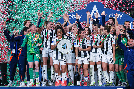 Juventus Women FC players celebrate the club's 6th League title during te Serie A Women 2024/25 football match between Juventus FC Women and FC Internazionale Women at Allianz Stadium. Final score; Juventus FC Women 0:1 FC Internazionale Women