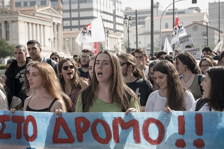 Protesters seen holding banner and shouting slogans during the protest.
Thousands of students shouted "no" to the Gavroglu bill for higher education, demanding its abolition. They also require the abolition of segment mergers and increased funding for Education.