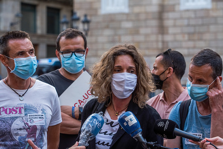 鴨gels Chac鏮, Counsellor for Business and Knowledge of the Government of Catalonia, speaking with journalists about the situation of Nissan during the protest.
About a hundred people gathered to protest at Sant Jaume square against planned cuts by multinational automobile company Nissan, including plans to lay off some 2,500 people.