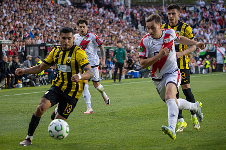 Oscar Trejo (R) of Rayo Vallecano and Orbelín Pineda 
(L) of AEK Athens seen in action During the first leg of the UEFA Conference League quarter-final between Rayo Vallecano and AEK Athens, this Thursday at the Vallecas stadium in Madrid.

Final score: Rayo Vallecano 3 AEK Athens 0