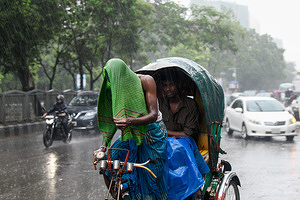 SOPA Images - Galerie - Cyclone Remal attack in Dhaka, Bangladesh