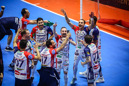 Cascavel players celebrate their victory after the match between Cascavel and Penarol as part of Libertadores Futsal 2022 - Final Match at Befol Arena.
Final score: Cascavel (BRA) 3 - 1 Penarol (URU)