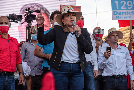 Xiomara Castro, the presidential candidate for the Libre Party gives her final remarks at the last rally before elections in San Pedro Sula.
The Libre Party of Honduras, in opposition to the incumbent National Party, held its final rally in San Pedro Sula a week before the Presidential elections which will take place November 28, 2021.