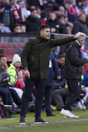 Alessio Lisci, the head coach of CA Osasuna, gestures during the LaLiga EA Sports 2025/2026 week 21 football match between Rayo Vallecano and CA Osasuna at Estadio de Vallecas. Final score; Rayo Vallecano 1:3 CA Osasuna
