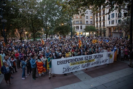 Protesters hold a huge banner during the demonstration.
Hundreds of people have demonstrated in San Sebastian for the independence of Catalonia and against the sentencing of imprisoned Catalan leaders.