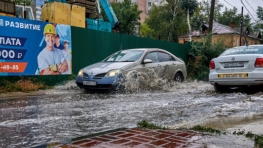 Cars drive through a flooded road near a construction site.
The pathway on many streets and courtyards is flooded after two days of heavy rainfall in Voronezh. According to the regional hydrometeorological center heavy rains are expected to hold out in the region for a week.