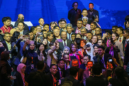 Malaysian Prime Minister Anwar Ibrahim seen with media practitioners during a press conference at the 47th ASEAN Summit and related summits at Kuala Lumpur Convention Centre.