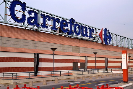 Carrefour hypermarket logo seen in Marseille.
Carrefour France has placed 82% of its workforce on short-time work because of reduced activity due to Covid-19. 78,000 employees are affected by this measure.