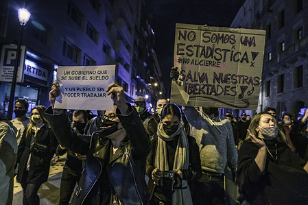 Protesters holding placards expressing their opinion during the demonstration.
Less than a hundred people have demonstrated against the mandatory closure of bars, restaurants and entertainment venues decreed by the Catalan Government due to Covid 19 infections.